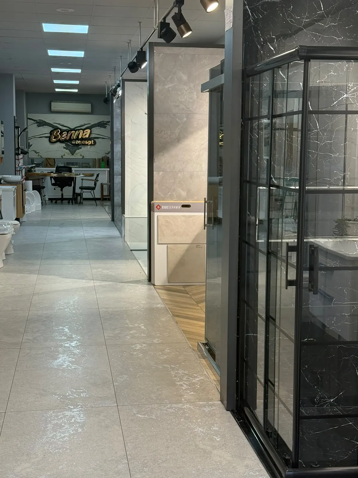 Benna İnşaat showroom koridoru ve banyo teşhir alanları